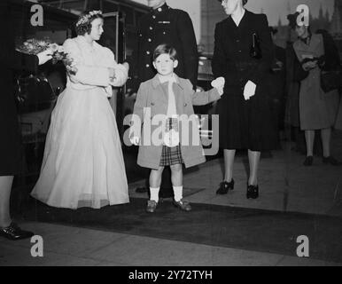 Mitglieder der königlichen Familie waren in St Margaret's, Westminster anwesend, als Miss Myra Wernher, Tochter von Sir und Lady Harold Wernher, mit Maj David Butter, M.C., den Scots Guards, verheiratet war. In Anwesenheit der Braut mit Prinzessin Alexandra von Kent und ihrem kleinen Bruder Prinz Michael. Die Fotos zeigen: Prinzessin Alexandra und Prinz Michael von Kent kamen drei in St. Margaret zur Hochzeit an. 5. November 1946 Stockfoto