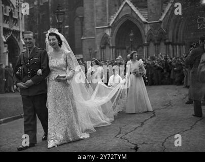 Mitglieder der königlichen Familie waren in St Margaret's, Westminster anwesend, als Miss Myra Wernher, Tochter von Sir und Lady Harold Wernher, mit Maj David Butter, M.C., den Scots Guards, verheiratet war. In Anwesenheit der Braut mit Prinzessin Alexandra von Kent und ihrem kleinen Bruder Prinz Michael. Das Bild zeigt: Die Braut und der Bräutigam verlassen St. Margaret, gefolgt von den Brautbegleitern. 5. November 1946 Stockfoto