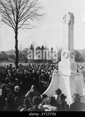 Der nationale Gedenktag für die Gefallenen der Kriege von 1914 bis 1918 und 1939 bis 1945 wird begangen. Bei einer Zeremonie in Romsey, Hampshire, legte der ehemalige Oberste alliierte Commander Südostasien, ADML Viscount Mountbatten of Burma und Romseys The County of Southampton einen Kranz am Fuße des kürzlich enthüllten Romsey war Memorial. - 10. November 1946 Stockfoto