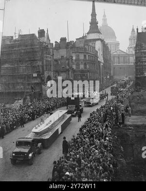 Farbe und Prunk erlangten die Größe Londons mit der Lord Mayor's Show in all ihrer Pracht vor dem Krieg. Menschenmassen säumten die Straßen, um den neuen Lord Mayor Sir Bracewell Smith zu sehen, der in der großen Goldkutsche vorbeifuhr, begleitet von Outtridern der Legion of Frontiers, Dienstkontingenten und Beefeaters von den Turmtableaus, die Arbeit und Spiel darstellen. Die Prozession fand ihren Weg durch jubelnde Menschenmassen von der Guildhall zu den Justizgerichten, wo der neue Bürgermeister den Richtern der Bank des Königs vorgestellt wurde, und zurück zum Herrenhaus. - Das Bild zeigt: Ein 60 Fuß langes Modell der Aircr Stockfoto