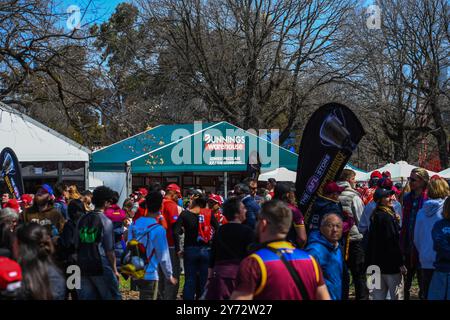 Melbourne, Australien. September 2024. Auf dem Footy Festival vor dem Spiel des AFL Grand Final. Australian Football League Grand Final Parade und Footy Festival übernehmen im Yarra Park vor dem Melbourne Cricket Ground Stadium vor AFL? Großes Finale. Die Veranstaltung bietet Unterhaltung für alle Altersgruppen, darunter Spielerauftritte, Giveaways, AFL Play Zone, Musik und einige der besten Food Trucks und Bars von Melbourne. (Foto: Alexander Bogatyrev/SOPA Images/SIPA USA) Credit: SIPA USA/Alamy Live News Stockfoto