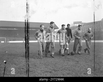 Der Norcopping Football Club, eine knackige schwedische Mannschaft, der in England ankam, verbrachte den Morgen auf Charlton's Ground und hielt sich für ihr erstes Spiel im Land bereit. Sie treffen Charlton Athletic im Valley. Zur schwedischen Mannschaft, die zu den besten im europäischen Fußball zählt, gehört der 25-jährige Gunnar Nordahl, der als der größte Mittelstürmer der Welt gilt. Das Bild zeigt drei Paar Brüder, die Mitglieder des schwedischen Teams sind, die beim Training gesehen werden. Sie sind von links nach rechts, Karl und Einar Steen, Gunnar und Knut Nordahl und Oscar und Eric Holmquist. 26. Oktober 1946 Stockfoto