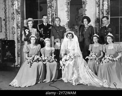 Die antike Stadt Romsey, Hampshire, war auf Festtage, als Tausende von weit und breit kamen, um die ehrenwerte Patricia Edwina Victoria Mountbatten zu sehen, die ältere Tochter von Viscount Mountbatten von Burma, verheiratet mit Captain Lord Brabourne. Ihre majestäten König und Königin mit Mitgliedern der königlichen Familie waren anwesend, ebenso berühmte Marine- und Militärkommandanten, die mit Viscount Mountbatten im Südosten Asiens dienten, wo sich Braut und Bräutigam trafen. Prinzessin Elizabeth, Prinzessin Margaret und Prinzessin Alexandra von Kent waren Brautjungfern. Fotoshows: Eine Hochzeitsgruppe, fotografiert im r Stockfoto