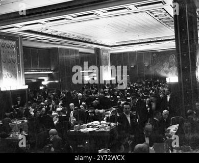 Die Szene im Restaurant der „Queen Elizabeth“ während ihrer ersten kommerziellen Reise von Southampton nach New York. Der Hauptspeisesaal ist 110 Fuß lang und 115 Fuß breit und hat eine maximale Sitzkapazität von 800 - ein markanter Kontrast zu den 2000 Soldaten, die vor kurzem nur in einer Sitzung zum Speisesaal massen. 23. Oktober 1946 Stockfoto