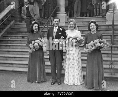 Clifford Dawson, der ehemalige Staffelführer und Zahnarzt, und Ann Canning, der ehemalige Kriegsunterhalter von Radio Three, heirateten in der Abbey Road Baptist Church in St John's Wood, London. Fotoshows: Die Braut und der Bräutigam fotografiert nach der Hochzeit zwischen den Brautjungfern Paula de Young (links) und chris Canning. 19. Oktober 1946 Stockfoto