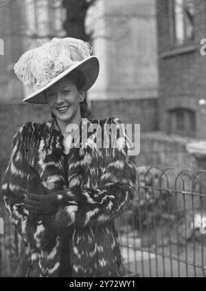 Der Bühnen- und Radiostar Patricia Leonard trug einen auffälligen Hut für die Hochzeit von Ann Canning (Anführerin der Radio Three) und Clifford Dawson, die in der Abbey Road Baptist Church in St John's Wood, London stattfand. 19. Oktober 1946 Stockfoto