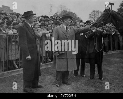 Die King George VI Stakes, die zum ersten Mal in Ascot ausgetragen wurden, gewann das französische Pferd Souverain, geritten von M. Lollierou, fünf Längen vor Brighton News, Gewinner des irischen Derbys, mit M. Wing im Sattel. Drittens war „Airborne“ (T Lowrey Up), Favorit des Rennens und Sieger des Derby und des St Leger. Das Siegerpferd, das von Herrn R.F. Schmidt gehört und von M. Delavaud trainiert wurde, war eines der sieben französischen Pferde, die auf einem Feld mit 11 Läufern starteten. Das Bild zeigt: Mons. Simmons, Teilinhaber, mit Mons. Schmitt von Souverain gratuliert seinem Pferd Stockfoto