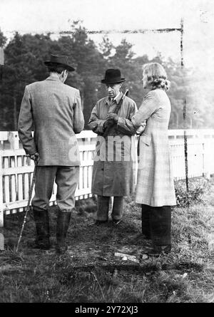 Neun von fünfzehn Teilnehmern für die King George VI Stakes, die zum ersten Mal in Ascot ausgetragen werden, sind in Frankreich ausgebildete Pferde. Die Veranstaltung, die als „das Rennen des Jahrhunderts“ bezeichnet wurde, wird von der Creme des britischen und französischen Rasenviertels umstritten, darunter: 'Airborne' - Derby und St Leger Gewinner, 'Souverain' - Gewinner des französischen St Leger und Grand Prix de Paris, 'Bright News' - Gewinner des irischen Derbys und der Meisterschaftsplatte, 'Bouton Rose' - belgischer Grand Prix Gewinner, 'Look Ahead' - Gewinner der Ascot Gold Vase und des St Leger und aus demselben Stall. Fotoshows : Diskussion p Stockfoto