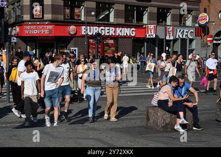 Kopenhagen, Dänemark - 31. Juli 2024: Ein Volk in der Nähe des Burger King und des KFC Fast Food Restaurants im Zentrum von Kopenhagen. Stockfoto