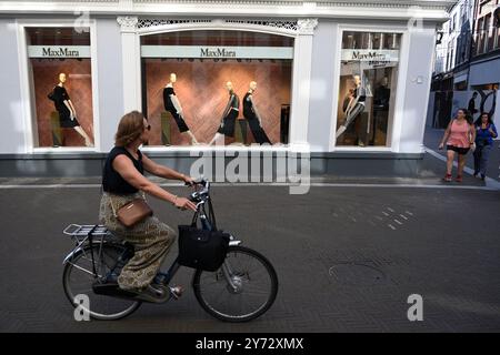 The Haag, Niederlande - 28. August 2024: Ein Volk in der Nähe des Max Mara-Geschäfts in den Haag. Stockfoto