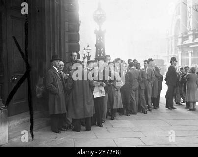 Die fünf Führer der Kommunistischen Partei, die am Samstagabend verhaftet und angeklagt wurden, sich mit anderen verschworen zu haben, um Personen zur Anstachelung des Passes anzustacheln, und die Beilegung und Beilegung solcher Trusts Pass, erschienen heute Morgen vor den Magistraten der Bow Street. Angeklagt wurden: Cllr EF Bramley, Sekretär des Londoner Bezirks der Kommunistischen Partei und Mitglied des LCC, Cllr Gabriel Carritt, kommunistisches Mitglied des stadtrates von Westminster, Cllr Maurice Rosen, kommunistisches Mitglied des Stepney Borough Council, Stanley Henderson, Sekretär der Herzogin von Bedford 'Squatters' und Miss Joyce Alergant, Gemeindemitglied Stockfoto