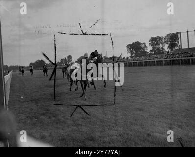 Das Raeburn Handicap wurde heute Nachmittag im Hurst Park ausgetragen, um von Mr. H Quinnells River Girl (Gordon Richards Art) gewonnen zu werden. Der zweite Platz war Major R MacDonald Buchanan Brusque und der dritte Mr. E. D Cooke's Valsand. 21. September 1946 Stockfoto