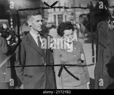 Die fünf Führer der Kommunistischen Partei, die am Samstagabend verhaftet und angeklagt wurden, sich mit anderen verschworen zu haben, um Personen zu einem unerlaubten Zutritt zu bewegen, und die Hilfe und Beihilfe zu solchen Trusts, erschienen heute Morgen vor den Magistraten in der Bow Street. Angeklagt wurden: Cllr EF Bramley, Sekretär des Londoner Bezirks der Kommunistischen Partei und Mitglied des LCC, Cllr Gabriel Carritt, kommunistisches Mitglied des stadtrates von Westminster, Cllr Maurice Rosen, kommunistisches Mitglied des Stepney Borough Council, Stanley Henderson, Sekretär der Herzogin von Bedford 'Squatters' und Miss Joyce Alergant, Gemeindemitglied Stockfoto