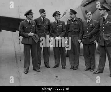 Der Flugplatz in Biggin Hill, Kent, war heute Schauplatz einer „Wiederholungsaufführung“ einiger der Jagdflugzeuge aus dem Jahr 1940. Dieses Mal aber waren keine Messerschmitts am Himmel, und die Fernsehkamera war dort, um die Szene im Rahmen der Battle of Britain Jubiläumsfeier zu übertragen. Das Bild zeigt: Einige der wenigen, die heute am Biggin Hill zu sehen sind. Von links nach rechts: S/LDR Hallyn, S/LDR Pegge mit Cdr, H Bird Wilson, S/LDR Arthur, S/LDR Haw, mit Cdr, Stanford Tuck. Im Hintergrund trägt man zivilianische Kleidung W/Cdr. Paul Rick Stockfoto