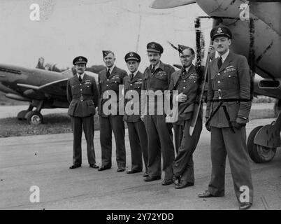 Der Flugplatz in Biggin Hill, Kent, war heute Schauplatz einer „Wiederholungsaufführung“ einiger der Jagdflugzeuge aus dem Jahr 1940. Dieses Mal aber waren keine Messerschmitts am Himmel, und die Fernsehkamera war dort, um die Szene im Rahmen der Battle of Britain Jubiläumsfeier zu übertragen. Das Bild zeigt: W/C Stanford Tuck 14. September 1946 Stockfoto