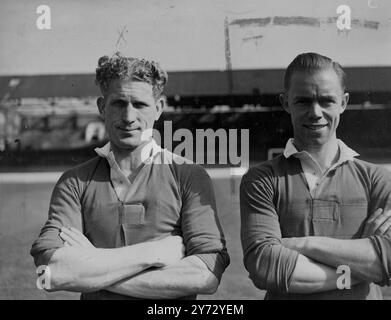 Neues Bild von Harold Phipps, rechts hinten und Bert Johnson, links von der Charlton Athletic 25. September 1946 Stockfoto