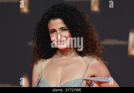 Moderatorin Marwa Eldessouky kommt zur Gala und Verleihung des Deutschen Fernsehpreises in Köln. *** Moderatorin Marwa Eldessouky nimmt an der Gala und Zeremonie des Deutschen Fernsehpreises in Köln Teil Stockfoto