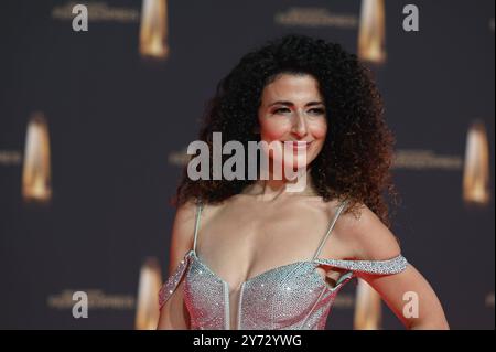 Moderatorin Marwa Eldessouky kommt zur Gala und Verleihung des Deutschen Fernsehpreises in Köln. *** Moderatorin Marwa Eldessouky nimmt an der Gala und Zeremonie des Deutschen Fernsehpreises in Köln Teil Stockfoto