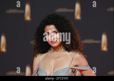 Moderatorin Marwa Eldessouky kommt zur Gala und Verleihung des Deutschen Fernsehpreises in Köln. *** Moderatorin Marwa Eldessouky nimmt an der Gala und Zeremonie des Deutschen Fernsehpreises in Köln Teil Stockfoto