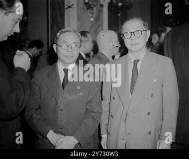 Die indische Delegation zur Friedenskonferenz empfängt Paris. Die indische Delegation bei der Friedenskonferenz im Palais du Luxembourg in Paris empfängt Delegierte aus anderen Ländern. Sie wurden im Royal Monceau Hotel vom Leiter der indischen Delegation Sir Samuel Runganadhan empfangen. Fotoshows, Wang Shih Shie, Leiter der chinesischen Delegation zur Friedenskonferenz, fotografiert am Empfang. August 1946 Stockfoto