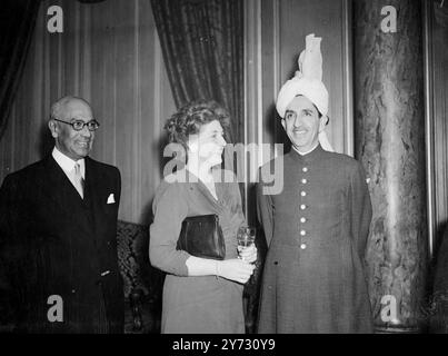 Die indische Delegation zur Friedenskonferenz empfängt Paris. Die indische Delegation bei der Friedenskonferenz im Palais du Luxembourg in Paris empfängt Delegierte aus anderen Ländern. Sie wurden im Royal Monceau Hotel vom Leiter der indischen Delegation Sir Samuel Runganadhan empfangen. Foto zeigt an der Rezeption: Von links nach rechts Sir Samuel Runganadhan, Leiter der indischen Delegation, Miss Doris Farley, und der ehrenwerte Nawab Sir Mizar Hyat Khan. August 1946 Stockfoto