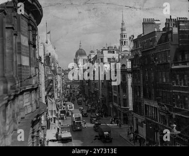 Fleet Street mit Blick auf die St. Paul's Cathedral mit dem Turm der St. Brides Church auf der rechten Seite. Stockfoto