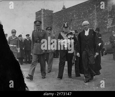 Ein neuer Hut für Mr. Winston Churchill. Herr Winston Churchill, 1941 zum Lord Warden of the Cinque Ports ernannt, wurde heute (Mittwoch) schließlich in das Amt des Court of Shepway in Dover Castle eingesetzt. Ein ehemaliger Lord Warden, Lord Beauchamp, Designer-Uniform, getragen von Mr. Churchill, die ein wenig einem Admiralen ähnelt und einen Hahn, einen Schultermantel und viel Goldgeflecht enthält. Churchill wurde mit militärischen Ehren in Dover empfangen und von den Motorradfahrern des R.A.C.S und des Royal Corps of Signals zur Burg begleitet. Eine Trompetenfanfare begrüßte seinen Eingang am Constable Tower und Stockfoto