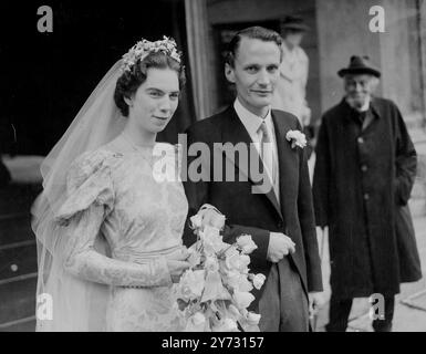 Die heutige Hochzeit. Die Ehe zwischen Mr. Douglas Allen Crockatt und Miss Helen Townley, der jüngeren Tochter von Captain T A Tatton und Mrs. Ellis Nuttall, fand heute, Samstag in der St. Marks Church, North Audley Street, London, statt. Die Fotos zeigen, dass die Braut und der Bräutigam St. Mark's, North Audley Street, nach ihrer Hochzeit heute, Samstag, verlassen. August 1946 Stockfoto