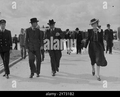 Mr. Bevin fliegt nach Paris. Der Außenminister Ernest Bevin verließ heute Nachmittag, Freitag, den Flughafen London nach Paris, wo er seinen Platz am Tisch der Friedenskonferenz einnehmen wird. Die Krankheit hinderte Herrn Bevin daran, Großbritannien in der Eröffnungsphase der Konferenz zu vertreten, an denen Premierminister Attlee und der erste Herr der Admiralität, Herr A V Alexander, teilnahmen. Herr Bevin wird von seinem Arzt Alexander McCall nach Paris begleitet, der bei früheren diplomatischen Missionen mit ihm war. Foto-Shows, Mr. Und Mrs. Bevin am Flughafen London heute Nachmittag, Freitag, vor Mr. Bevin Stockfoto