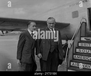 Mr. Bevin fliegt nach Paris. Der Außenminister Ernest Bevin verließ heute Nachmittag, Freitag, den Flughafen London nach Paris, wo er seinen Platz am Tisch der Friedenskonferenz einnehmen wird. Die Krankheit hinderte Herrn Bevin daran, Großbritannien in der Eröffnungsphase der Konferenz zu vertreten, an denen Premierminister Attlee und der erste Herr der Admiralität, Herr A V Alexander, teilnahmen. Herr Bevin wird von seinem Arzt Alexander McCall nach Paris begleitet, der bei früheren diplomatischen Missionen mit ihm war. Fotoshows, Mr. Ernest Bevin mit Dr. Alexander McCall am Flughafen London heute Nachmittag gesehen Stockfoto