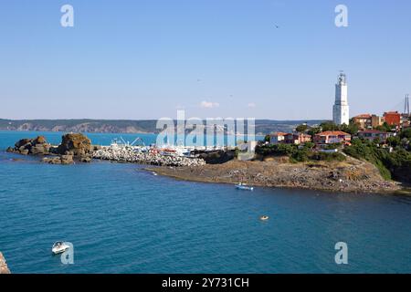 Idyllisches Küstendorf mit markantem Leuchtturm und Booten rumeli feneri ıstanbul, türkei Stockfoto