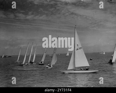 Cowes-Regatta wieder. Der Royal Southampton Yacht Club hielt seine Regatta heute (Samstag) in Cowes auf der Isle of Wight ab, nach sieben Jahren. Es gab 89 Einträge für die elf Rennen auf der Karte. Der einzige ausländische Teilnehmer, die belgische Yacht Lalage, ist eine der internationalen sechs-Meter-Events. Das Bild zeigt Yachten der Drachenklasse, die beim Start um die Position jagen. „Alpette“, D UK 120, I am vom Earl of Hardwicke, und der Rt Hon Robert S Hudson, der das Rennen in drei Stunden, 15 Minuten und 39 Sekunden gewann, ist rechts zu sehen. 4. August 1946 Stockfoto