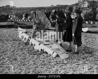 Die Nachwirkungen des Krieges. Hastings Fischer landeten diesen Flugzeugheck, der in ihrem Schleppnetz gefangen wurde. Die Winterstürme bringen viele düstere Relikte des Krieges ans Licht. 17. Dezember 1945 Stockfoto