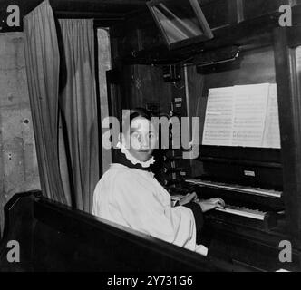 13-jähriger Chorknallorganist. David Rendell, ein 13-jähriger Chorjunge der Headington Quarry Church, Headington, Oxford, tritt an die Stelle des regulären Organisten, der im Urlaub ist. Der junge David spielt bei allen Gottesdiensten und wird an der Kirchenorgel gesehen. 31. Juli 1946 Stockfoto