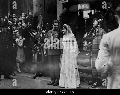 Heutige Hochzeit. Captain Iain Tennant, Scots Guards, war heute (Donnerstag) mit Lady Margaret Ogilvy verheiratet. Das Foto zeigt, wie Braut und Bräutigam die Kirche nach ihrer Hochzeit heute (Donnerstag) verlassen. 11. Juli 1946 Stockfoto