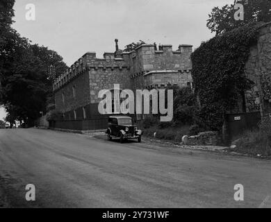 Angebot heute. Heute (Donnerstag) wird das alte Gwrych Castle-Anwesen in Denbighshire, Wales, versteigert. Der Besitzer ist der 13. Earl of Dundonald, und das Anwesen, das die alte Steinburg, Häuser, Bauernhöfe, Mineral- und Angelrechte umfasst, umfasst 1.436 Hektar. Das Bild zeigt die Castle Lodge, die heute (Donnerstag) mit dem Gwrych Castle Anwesen verkauft wird. 11. Juli 1946 Stockfoto