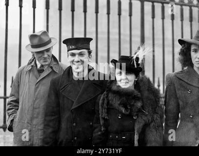 Belfast Sailor erhält den VC. Als der König heute (Dienstag) eine Einweihung im Buckingham Palace hielt. Zu den von seiner Majestät verzierten Personen gehörte der führende Seamann James Magennis aus Belfast, Nordirland, der das Victoria Cross für seine Rolle bei der U-Boot-Aktion gegen den japanischen Kreuzer Takao erhielt. Das Bild zeigt, wie das lächelnde VC mit seiner stolzen Mutter und seinem Bruder Willie den Palast verlässt. 11. Dezember 1945 Stockfoto