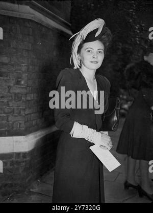 Major James Westoll heiratete Miss Sylvia June sieht heute mehr in die heilige Trinity Church, Brompton Road, London. Das Bild zeigt: Miss Ereke Evans oder ein auffälliges wie zur Hochzeit. 24. Juni 1946 Stockfoto