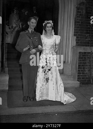 Major James Westoll heiratete Miss Sylvia June sieht heute mehr in die heilige Trinity Church, Brompton Road, London. 24. Juni 1946 Stockfoto