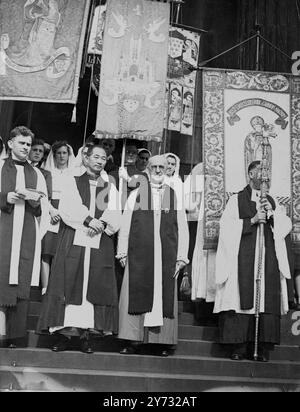 Bei einem besonderen Gottesdienst in der St. Paul's Cathedral London heute Nachmittag, Bischof T. K Shen, Bischofsdelegierter der chinesischen Kirche, erhielt vom Erzbischof von Canterbury Geschenke der Diözesen der Provinz Canterbury, die als Reaktion auf den Appell der Erzbischöfe für die Kirche in China angeboten wurden. Geschenk Beeren in der Prozession trugen Banner, die das Leben der Kirche darstellten. - - Das Bild zeigt: Bischof TK Shen (links) mit dem Erzbischof von Canterbury (rechts) auf den Stufen von St. Paul's mit Prozessionsbannern im Hintergrund. - 22. Juni 1946. Stockfoto