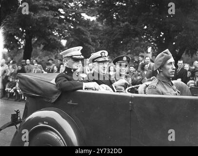 Siegtag in London, Samstag, 8. Juni 1946. Das Bild zeigt: Hochrangige amerikanische Servicechefs, die einen Militärwagen an der Spitze der mechanisierten Kolonne fahren, die Clarence Gate, Regent's Park heute Morgen, Samstag, verlassen hat, ADML Hewitt, General McCarney und Brigadegeneral Hartt, die den Stabschef der Vereinigten Staaten vertreten. 8. Juni 1946 Stockfoto