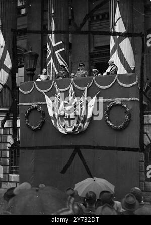 Die Freiheit der Stadt London wurde heute durch diese großen Kriegsführer bestätigt: ADML der Flotte Viscount Cunningham of Hyndhope, First Sea Lord, Feldmarschall Viscount Alan Brooke, Chef des Imperial Gen Staftes und Marshall der Royal Air Force Viscount Portal of Hungerford. Sie fuhren von den Gerichten in die Gildenhalle und nach der Zeremonie in das Herrenhaus. 12. Juni 1946 Stockfoto