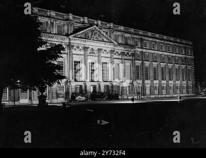 Ein Teil der Regierungspartei, die gestern Abend im Hampton Court Palace stattfand, wurde von starkem Regen weggespült. Der König und Königin Anne Queen Mary gehörten zu den tausend Gästen beim Empfang des Dominion und ausländischen Besuchern, die jetzt in London zu den Siegesfeiern waren. Wegen des Regens waren die beleuchteten Gärten und Springbrunnen von Hampton Court verlassen. 12. Juni 1946 Stockfoto