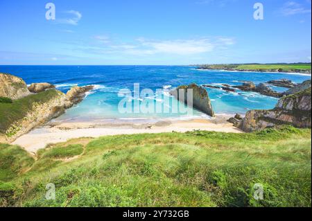 Blick auf den Mexota Strand in Serantes, Tapia de Casariego, Asturien, Spanien Stockfoto