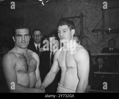 Bruce Woodcock und Freddie Mills, die sich heute Abend in Haringey treffen, haben heute Nachmittag im Jack Solomons Gymnasium eingewogen. Woodcock, der britische Champion, erreichte 13 Steine 9Ibs und Mills 12 Stein 13Ibs. 4. Juni 1946 Stockfoto