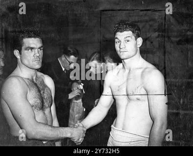 Bruce Woodcock und Freddie Mills, die sich heute Abend in Haringey treffen, haben heute Nachmittag im Jack Solomons Gymnasium eingewogen. Woodcock, der britische Champion, erreichte 13 Steine 9Ibs und Mills 12 Stein 13Ibs. 4. Juni 1946 Stockfoto