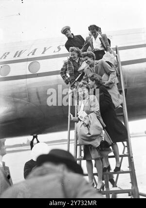 Heathrow, Londons 10 Millionen Pfund schwerer Flughafen, wurde heute zum internationalen Endbahnhof, als die ersten amerikanischen Flugzeuge nach einem 3400 Meilen Flug von New York landeten. Die Flugzeuge wurden von Pan American World Airways und American Overseas Airways betrieben. Auf dem Pan-American Liner waren sechs Mitglieder des American Wightman Cup Tennis Teams. 31. Mai 1946 Stockfoto