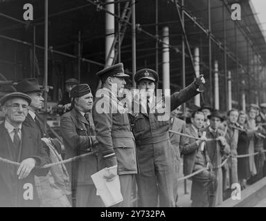 Die Royal Air Force hat heute, Montag, eine Probe für ihren Siegtag abgehalten. Das Bild zeigt: An der Salutingbasis im Einkaufszentrum beobachtet der Air Vice Marshal SD McDonald, links, den Flug vorbei mit, rechts, Air Marshal Sir James M Robb, KBE. 27. Mai 1946 Stockfoto