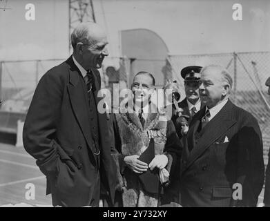 Unter den Fluggästen, die in Southampton mit dem Liner "Queen Mary" aus den Vereinigten Staaten ankommen, waren Lord Halifax, der britische Botschafter in Washington im Ruhestand ist, und Herr Mackenzie King, Premierminister von Kanada, der hier zu den Commonwealth-Premierministertreffen ist, die in London wieder aufgenommen werden. Ebenfalls auf dem Schiff waren die Kontingente der Victory Parade aus Bermuda und Mexiko. Das Bild zeigt Lord Halifax (links) mit Herrn Mackenzie King und dem Bürgermeister von Southampton - Counsellor J.C. Stranger, der sie bei der Ankunft begrüßte. 19. Mai 1946 Stockfoto