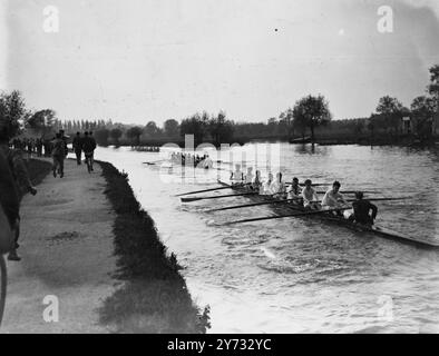 Die Oxford Summer Eights wurden mit 16 Unebenheiten begonnen. Trinity behielt ihre Position als Oberhaupt des Flusses, aber Oriel überholte das New College und belegte den dritten Platz in der ersten Division. Das Bild zeigt ein Nahrennen im Training beim Eröffnungsrennen der Oxford Summer Eights - University College, das am 17. Mai 1946 am Magdalen IV in der Nähe war Stockfoto